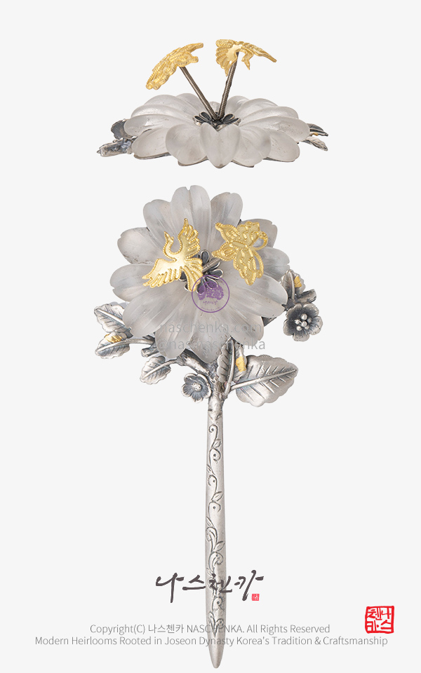 10955628 - [나스첸카 NASCHENKA] 화이트 꽃 송과 나비  떨 뒤꽂이 – 은 세공 · 골드 도금 헤리티지 은 장신구 뒤꽂이 