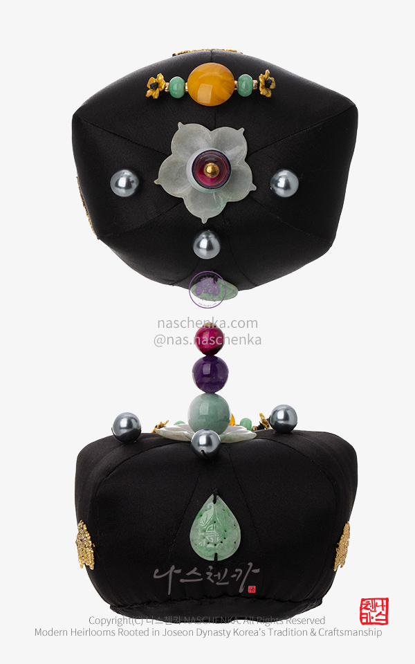 10957036 - [나스첸카 NASCHENKA] 외봉 비취 도라지화 검정 족두리 물방울 비취 수조각 & 컨템포러리 원석과 천연 호박과 나스첸카 NASCHENKA 로고장식 족두리