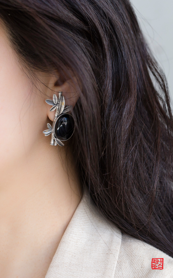1475084 - [나스첸카 NASCHENKA] 블랙 뱀부 [실버 수공예 오닉스 귀걸이]