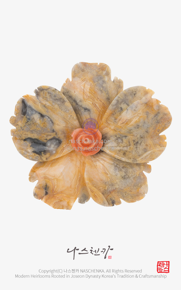 1367251 - [나스첸카 NASCHENKA] 산호를 품은 미인 _  천연 옐로우 계열 밴디드 아게이트  쿼츠 칼세도니아 브로치 산호 브로치