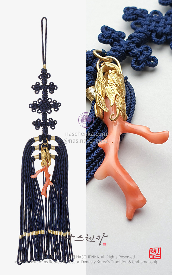 10958042 - 전통 명주 매듭 노리개 [나스첸카 NASCHENKA] 고전의 미학 _ 네이비 낙지발에 천연 산호 가지 노리개 은세공 