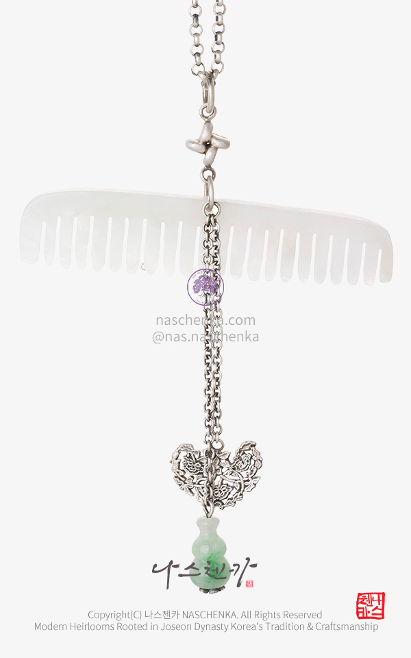 10958574 - 비취 빗을 달고 있는 전통 은공예 실버 은제 노리개 