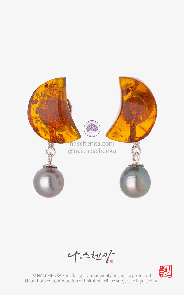 10961801 - Handcrafted in 925 sterling silver and finished with 14K gold posts for pierced ears.천연 호박 반달·남양 흑진주 귀걸이 — 한국 장인 수공예 925 은 귀걸이 | 나스첸카 NASCHENKA